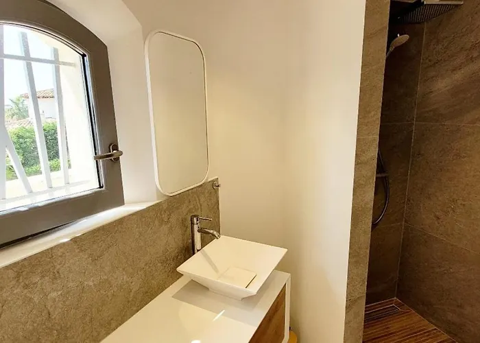 4p With Private Pool Near The Sea *