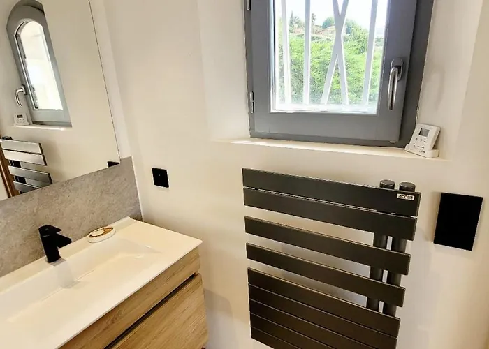 4p With Private Pool Near The Sea