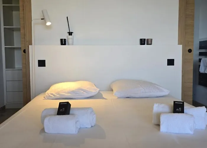 4p With Private Pool Near The Sea